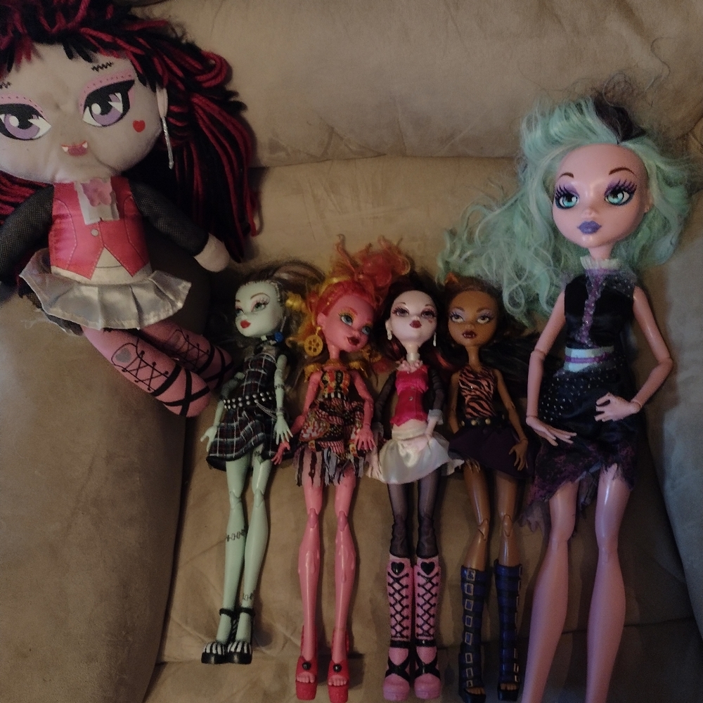 Monster High dolls, house AND MORE - Picture 13 of 15